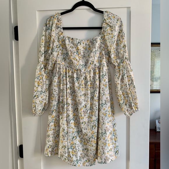 Square neck short dress, super flattering. - Picture 4 of 4